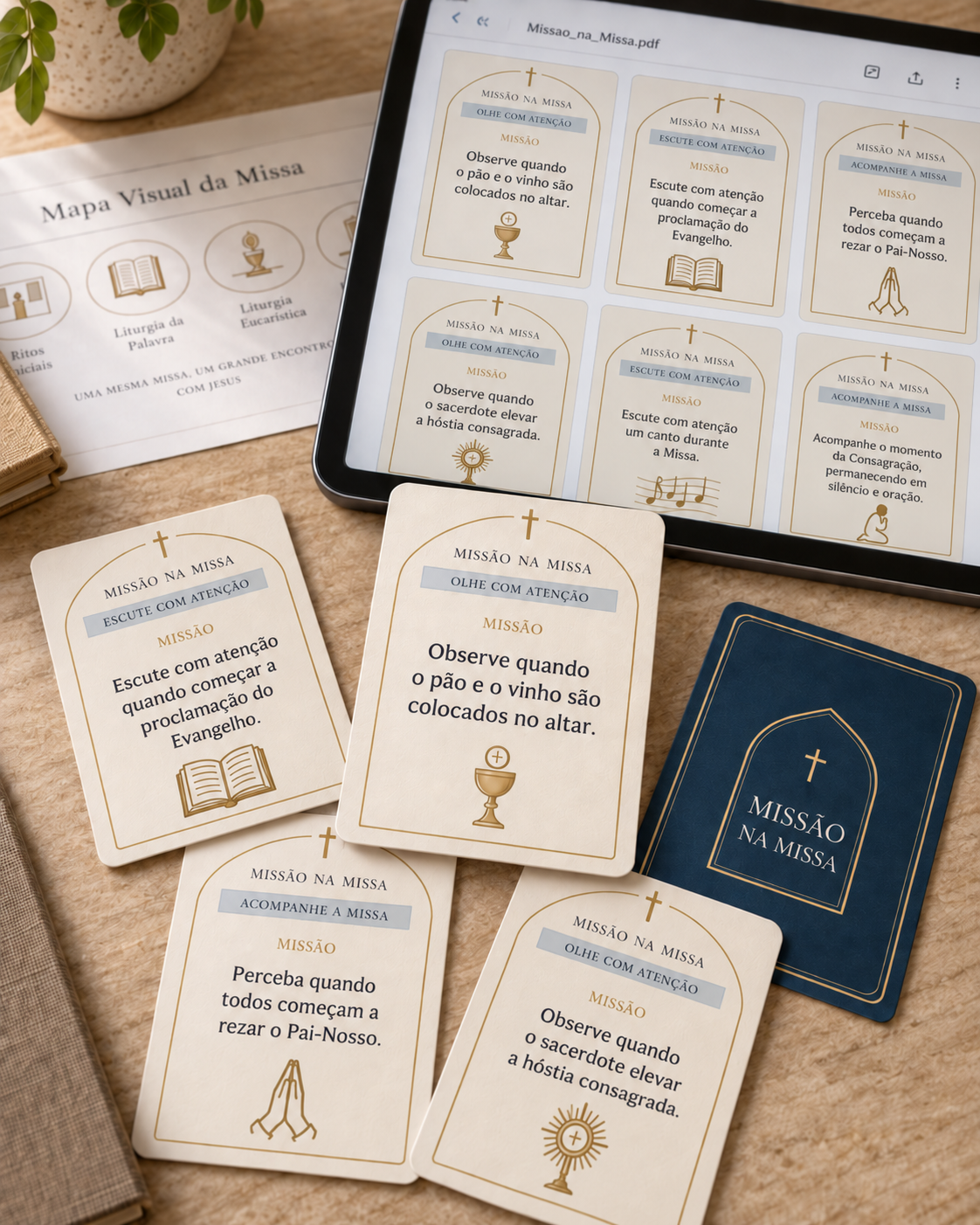 Cartas imprimíveis do Missão na Missa ao lado de tablet exibindo o arquivo digital em PDF.