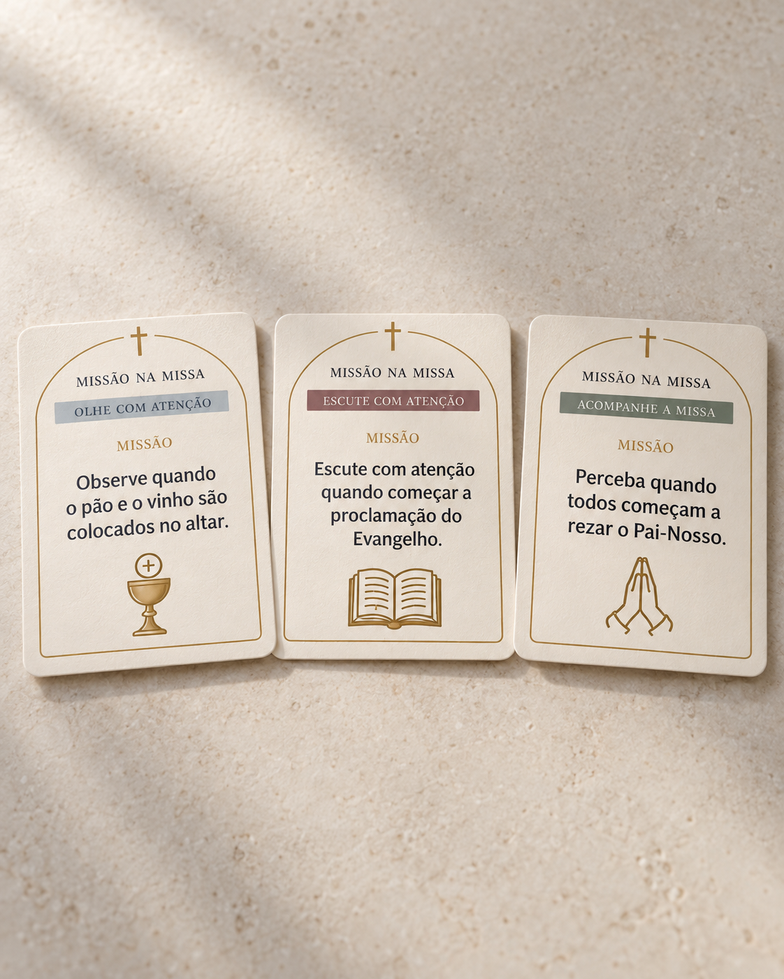 Três cartas do Missão na Missa: Olhe com Atenção, Escute com Atenção e Acompanhe a Missa.